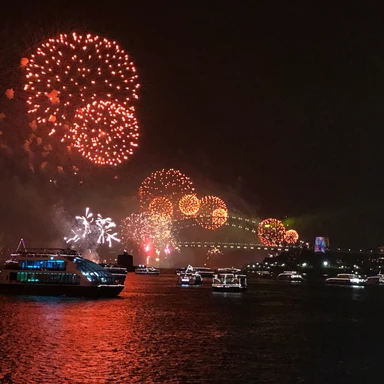 Stunning New Year’s Eve fireworks display over the Sydney Harbour Bridge, showcasing one of the world’s most iconic holiday celebrations in Australia.