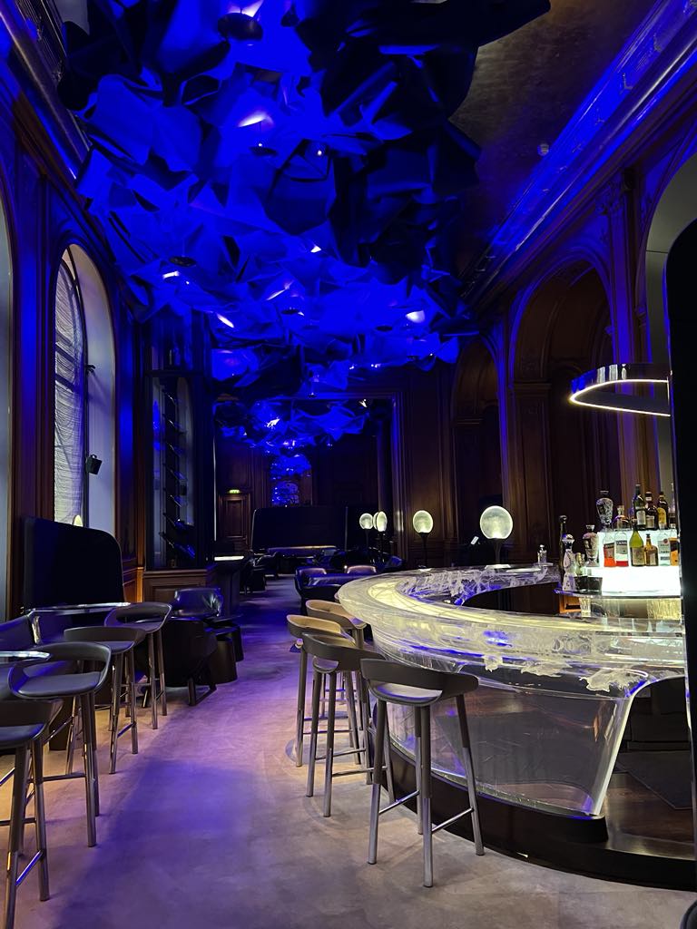 The legendary bar at Hôtel Plaza Athénée in Paris, a historic hotspot once frequented by Christian Dior, featuring refined décor, signature cocktails, and timeless Parisian elegance.